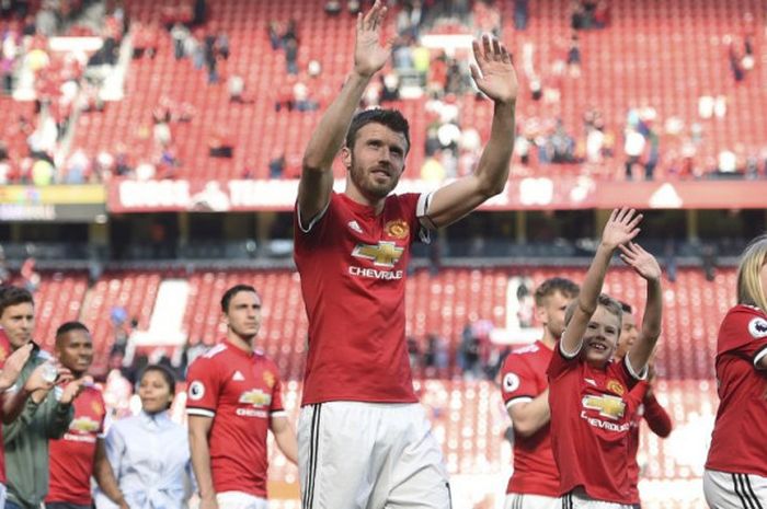  Pemain Manchester United, Michael Carrick, melambaikan tangan kepada para suporter setelah laga Liga Inggris kontra Watford di Stadion Old Trafford, Minggu (13/5/2018) 