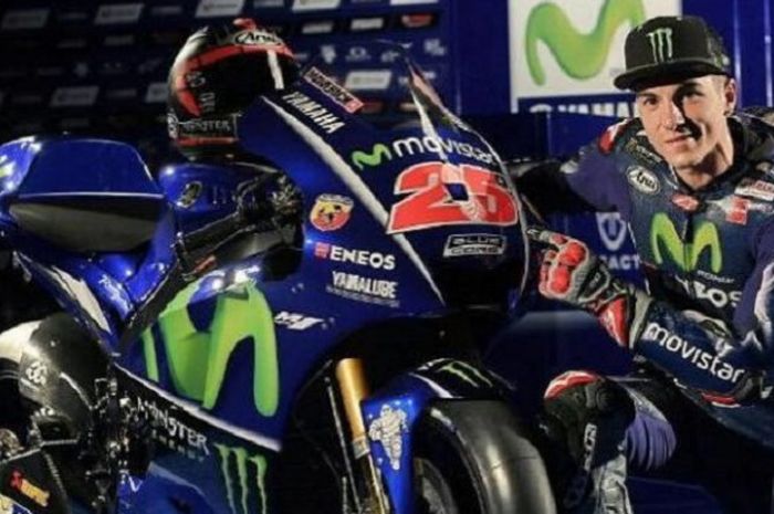 Maverick Vinales dari tim Movistar Yamaha, berpose bersama tunggangannya.