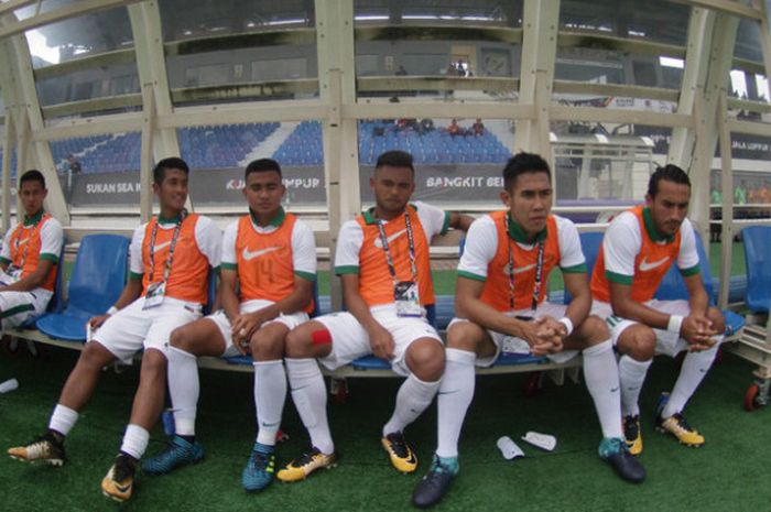 Para pemain Indonesia yang tidak tampil sebagai starter versus Timor Leste, termasuk Ezra Walian (kanan) di Stadion Selayang Municipal Council, Minggu (20/8/2017).