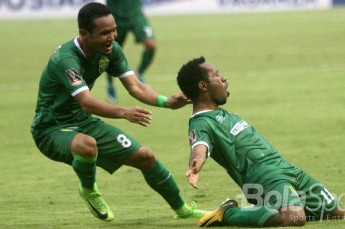 Penyerang Persebaya Surabaya, Ferinando Pahabol, merayakan golnya seusai membobol gawang PS TNI pada pertandingan Grup C Piala Presiden 2018, Kamis (18/1/2018). 