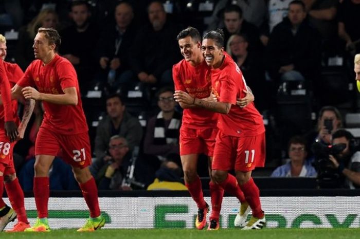 Gelandang Liverpool asal Brasil, Philippe Coutinho (tiga dari kanan) melakukan selebrasi usai mencetak gol ke gawang Derby County pada babak ketiga Piala Liga Inggris. Dia mendapat sambutan dari Roberto Firmino, sedangkan kiper Derby, Jonathan Mitchell (kanan), hanya melihat perayaan tersebut, dalam laga di iPro Stadium, Derby, Selasa (20/9/2016).