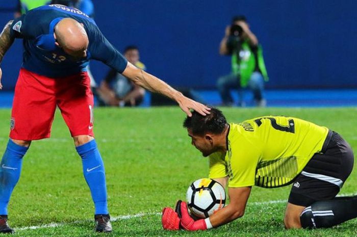 Aksi simpatik striker Johor Darul Takzim, Luciano Figueroa kepada kiper Persija, Andritany Ardhiyasa pada laga Grup H Piala AFC 2017 di Stadion Larkin, Johor Bahru, Rabu (14/2/2018) malam. 