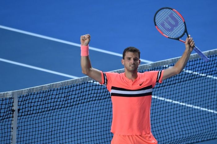 Petenis putra Bulgaria, Grigor Dimitrov, melakukan selebrasi seusai memenangi laga atas  Andrey Rublev (Rusia) pada babak ketiga Australian Open dengan skor 6-3, 4-6, 6-4, 6-4, di Rod Laver Arena, Melbourne Park, Jumat (19/1/2018).