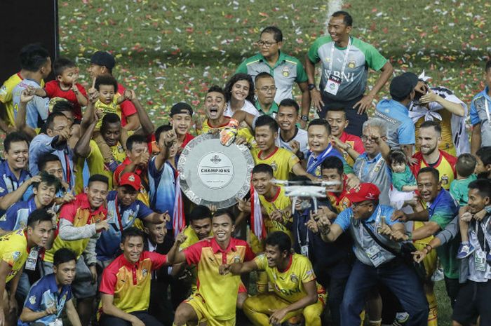 Para pemain Bhayangkara FC mengangkat trofi juara Liga 1 musim 2017 setelah mereka kalah dari Persija pada  laga pekan pamungkas di Stadion Patriot, Kota Bekasi, Minggu (12/11/2017) malam. 