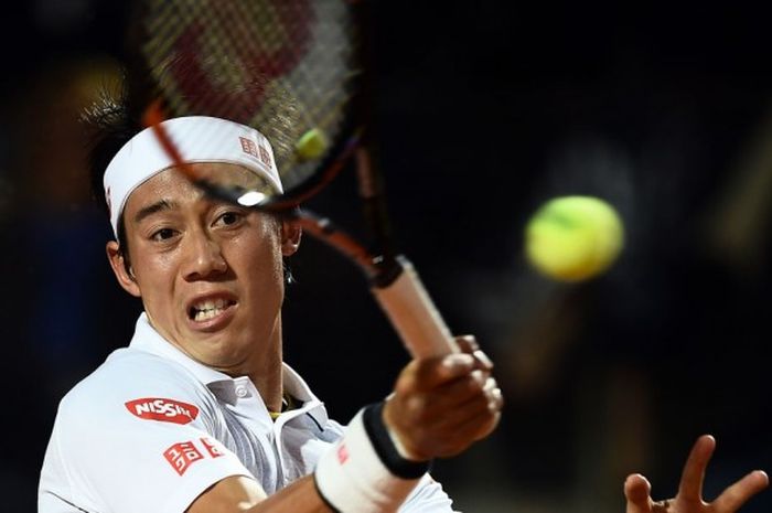 Petenis Jepang, Kei Nishikori, mengembalikan bola pukulan lawannya, Novak Djokovic, pada pertandingan babak semifinal Roma Masters, Minggu (15/5/2016) dini hari WIB.