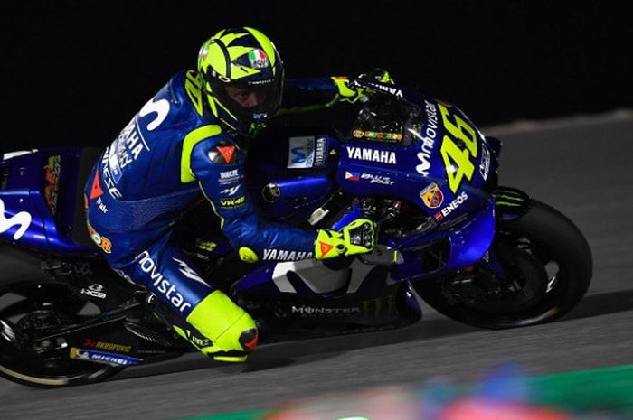 Pebalap Movistar Yamaha, Valentino Rossi, memacu motor pada sesi kualifikasi GP Qatar yang berlangsung di Sirkuit Internasional Losail, Sabtu (17/3/2018).