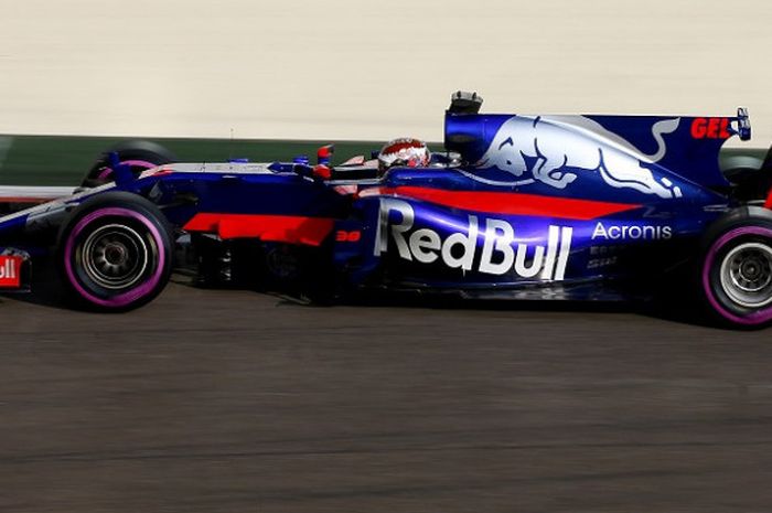 Pebalap Indonesia, Sean Gelael, saat menjalani tes bersama Scuderia Toro Rosso.