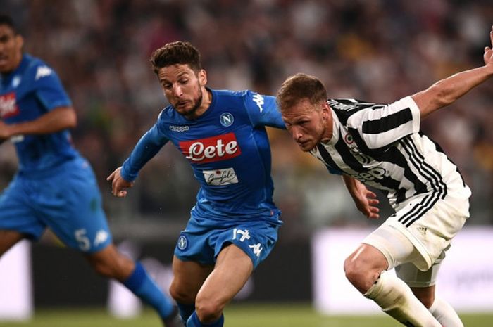 Penyerang Napoli, Dries Mertens, berduel dengan bek Juventus, Benedikt Hoewedes (kanan), dalam laga Liga Italia di Stadion Allianz, Turin pada 22 April 2018.