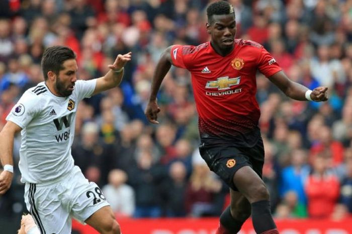  Paul Pogba (kanan) beraksi dalam partai Liga Inggris antara Manchester United lawan Wolverhampton Wanderers di Stadion Old Trafford, Manchester, 22 September 2018. 