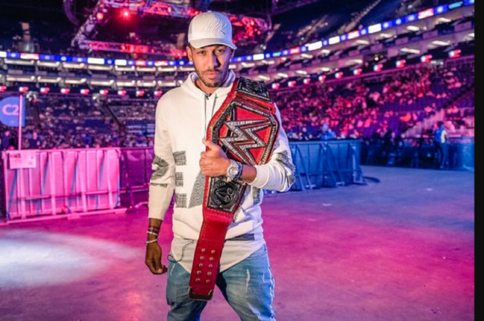 Pierre-Emerick Aubameyang dengan sabuk juara WWE milik Roman Reigns ketika berada di O2 Arena, Rabu (29/8/2018).