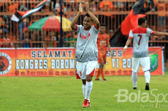 Penyerang Persela Lamongan, Samsul Arif, membalas aplaus penonton dalam laga persahabatan antara Persibo melawan Indonesian Soccer di Stadion Letjen H Soedirman, Bojonegoro, Jawa Timur, pada Minggu (26/11/2017).