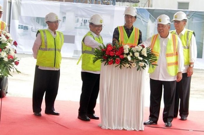 Presiden Jokowi (tengah), sedang meresmikan pengecoran akhir Wisma Atlet Kemayoran, Jakarta, Kamis (29/12/2016).