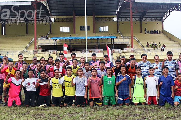 Tim talent scout from North Sumatra to Belgium berpose di Stadion Panji Bako Sidikalang, Sabtu (12/5/2018) sore.