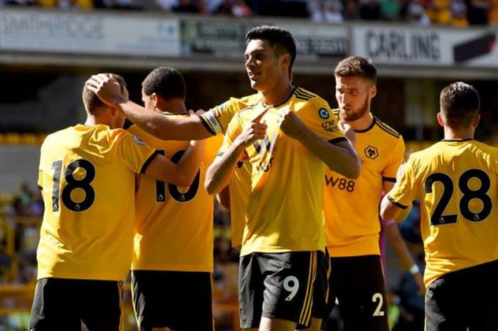 Penyerang Wolverhampton Wanderers, Raul Jimenez merayakan gol ke gawang Villarreal pada uji coba terakhir mereka memulai perjuangan pada Liga Inggris 2018-2019 di Stadion Molineux, 4 Agustus 2018. 