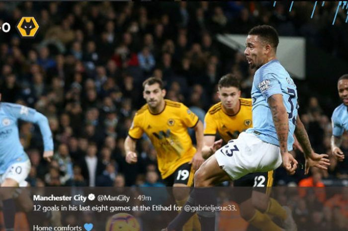 Striker Manchester City, Gabriel Jesus, mengeksekusi penalti ke gawang Wolverhampton dalam partai Liga Inggris di Etihad Stadium, Senin (14/1/2019)