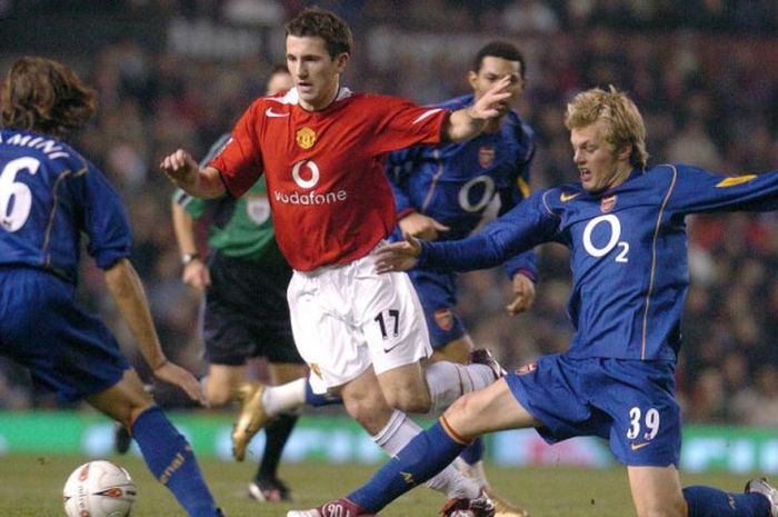 Aksi Liam Miller (tengah) melewati barisan pemain Arsenal dalam laga Manchester United kontra The Gunners pada Piala Liga di Old Trafford, Manchester, 1 Desember 2004.