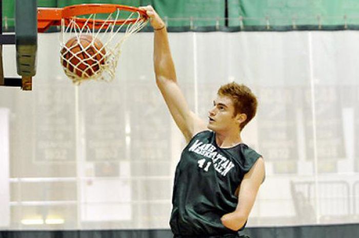 Kevin Laue sedang melakukan dunk.