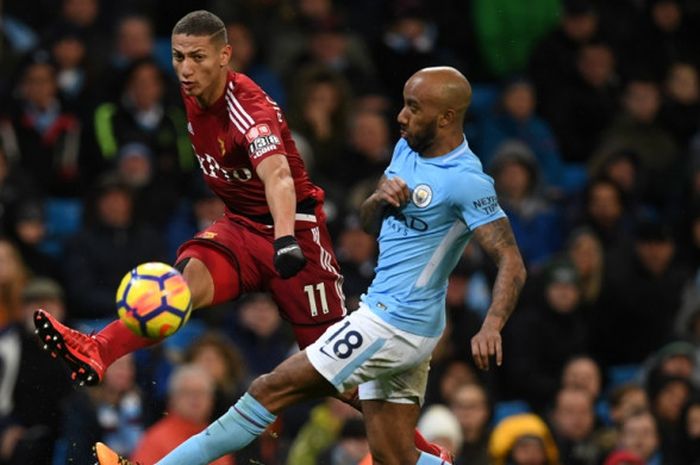 Winger Watford, Richarlison de Andrade (kiri), berduel dengan bek kiri Manchester City, Fabian Delph, dalam laga Liga Inggris di Stadion Etihad, Manchester, pada 2 Januari 2018.