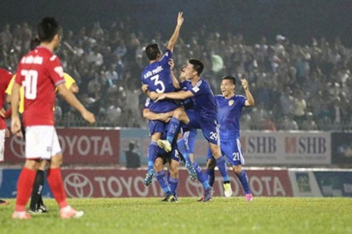 Selebrasi pemain Quang Nam FC seusai mencetak gol ke gawang tamunya Than Quang Ninh pada laga pekan ke-24 Liga Vietnam musim 2017 di Stadion Tam Ky pada 10 November 2017. 