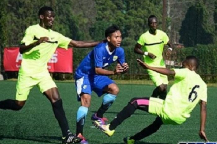 Pemain Persib U-19 Ahmad Robby dikepung tiga pemain Pantai Gading U-21 saat berlaga di Lapangan Football Plus, Selasa (1/8/2017).