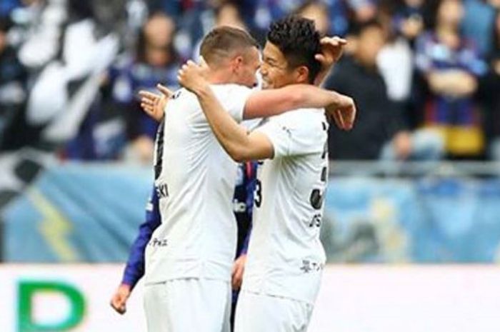 Pemain asal Jerman, Lukas Podolski (kiri) memeluk rekannta pilar Vissel Kobe setelah mereka mengalahkan tuan rumah Kashiwa Reysol pada laga Liga Jepang 1 di Stadion Suita City Football, Minggu (8/4/2018). 