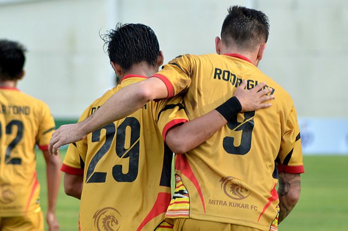 Pemain Mitra Kukar, Septian David Maulana merayakan golnya ke gawang Madura United pada pekan ketiga Liga 1 di Stadion Aji Imbut, Tenggarong, Jumat (13/4/2018)