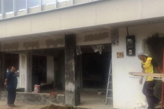 Kantor baru dan official store Arema FC yang tengah di renovasi. Kantor ini terletak di Jalan Mayjen Pandjaitan Kota Malang. 