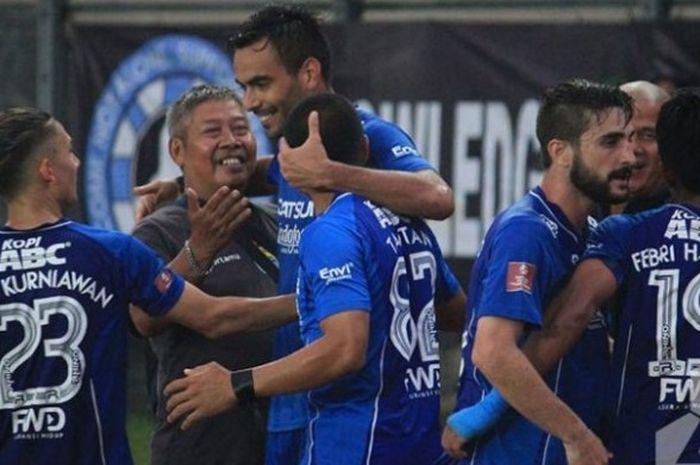 Selebrasi para pemain Persib Bandung saat menyambut gol yang dicetak oleh Marcos Flores ke gawang Pe