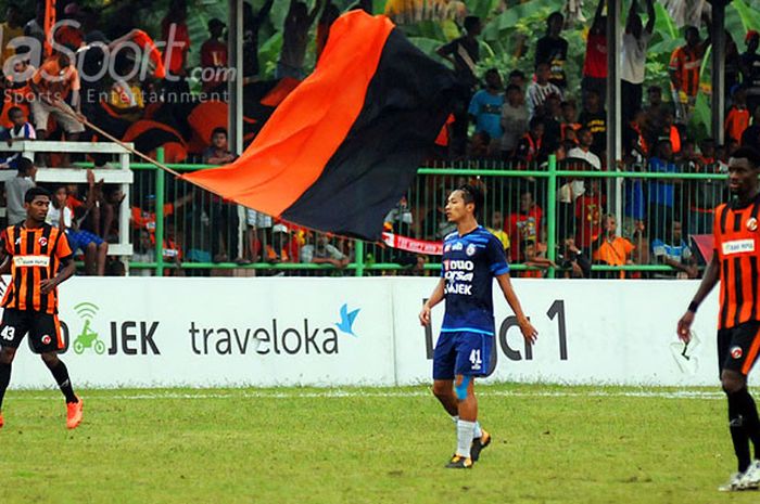  Laga Perseru melawan Arema FC di Stadion Marora, Serui pada (29/9/2017) mendapatkan antusias tinggi dari penonton. 