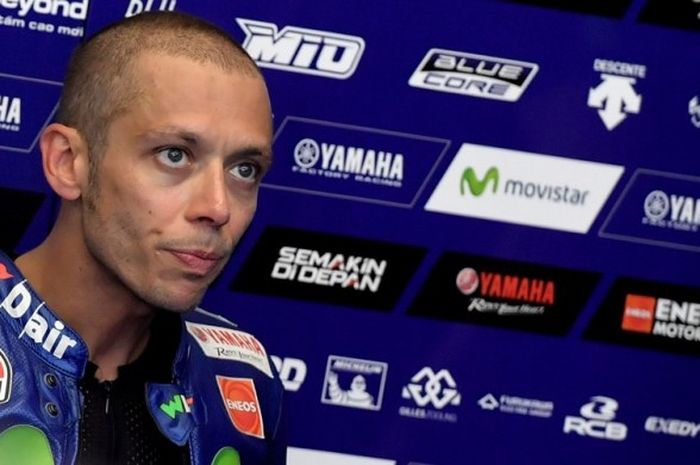 Pebalap Movistar Yamaha MotoGP asal Italia, Valentino Rossi, menunggu di paddock saat sesi latihan bebas pada hari pertama GP Italia di Sirkuit Mugello, Jumat (2/6/2017).