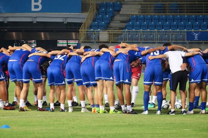  Para pemain timnas Taiwan sebelum memulai laga kontra timnas Malaysia pada FIFA matchday di Stadion Municopal Taipei, Jumat (7/9/2018) malam WIB.  