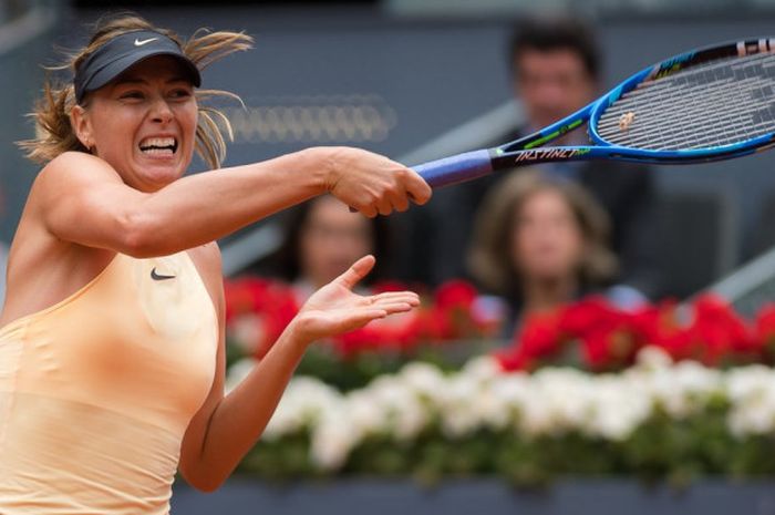 Aksi Maria Sharapova saat beraksi pada babak 15 besar Madrid Open 2018 dengan menghadapi Kristina Mladenovic (Prancis) yang berlangsung pada Rabu (9/5/2018).