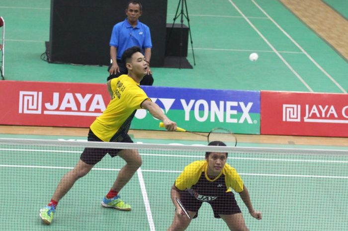 Pasangan ganda campuran Jaya Raya, Ghifari Anandaffa/Dinda Chayaning, saat menjalani laga semifinal pada kejuaraan Pembangunan Jaya Cup 2018 di GOR Jaya Raya, Ciputat, Tangerang Selatan, Jumat (26/10/2018).