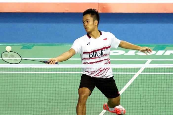 Pebulu tangkis tunggal putra nasional, Anthony Sinisuka Ginting, mengembalikan kok ke arah Ng Ka Long Angus (Hong Kong) pada laga babak kedua yang berlangsung di SK Handball Stadium, Kamis (14/9/2017).