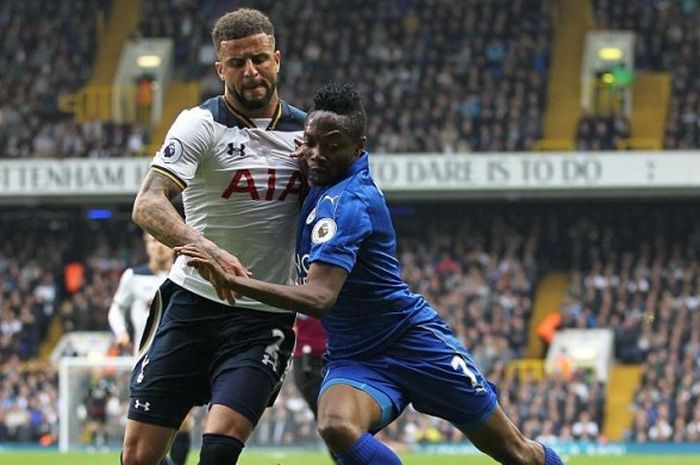 Sayap Leicester City, Ahmed Musa (kanan), berduel merebutkan bola dengan bek Tottenham Hotspur, Kyle Walker, dalam laga Premier League di White Hart Lane, London, 29 Oktober 2016.