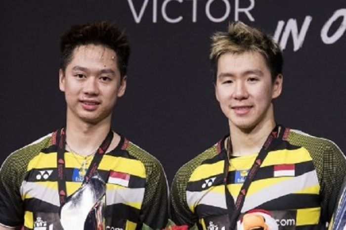 Pasangan ganda putra Indonesia, Marcus Fernaldi Gideon/Kevin Sanjaya Sukamuljo, berpose di podium setelah memastikan gelar juara pada Denmark Open 2018 di Odense Sports Park, Minggu (21/10/2018).