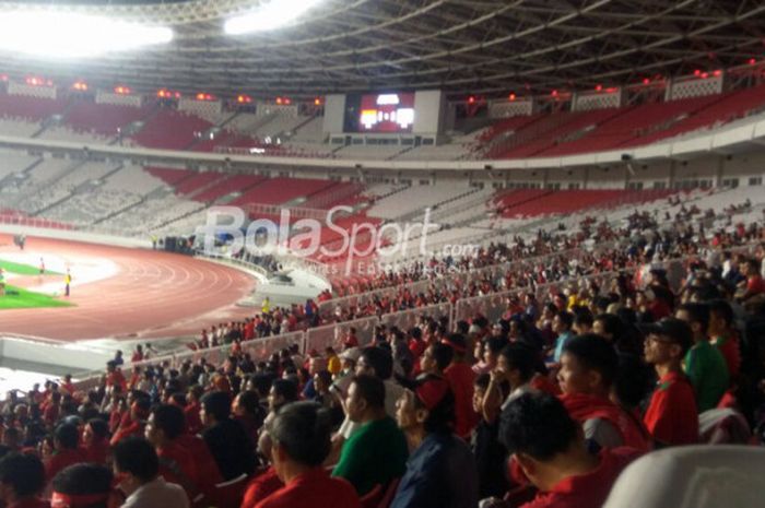   Suasana tribun kategori I Barat di Gelora Utama Bung Karno dalam laga Indonesia U-19 vs Jepang U-19, Minggu (25/3/2018).  