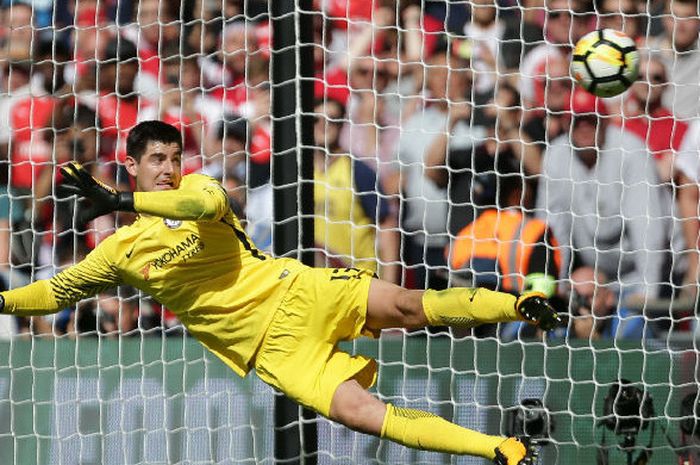 Kiper Chelsea, Thibaut Courtois, di laga Community Shield di Wembley, Minggu (6/8/2017)