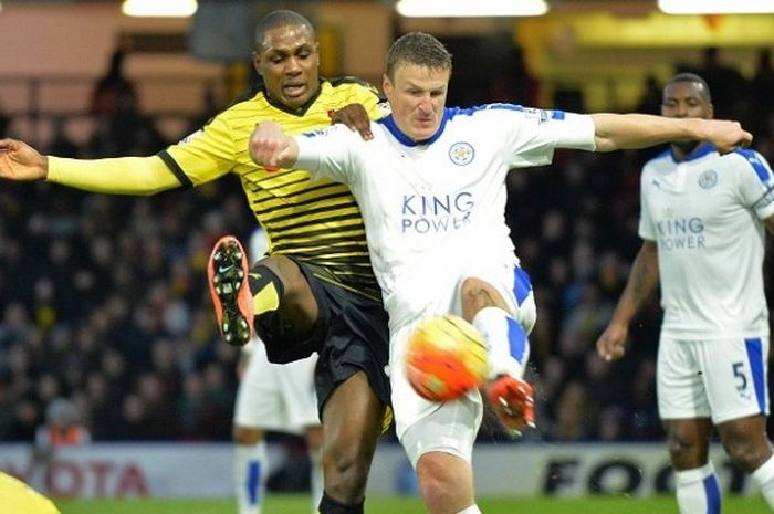 Penyerang Watford, Odion Ighalo (kiri), berupaya merebut bola dari bek Leicester City, Robert Huth, pada laga lanjutan Premier League di Stadion Vicarage Road, Sabtu (5/3/2016).