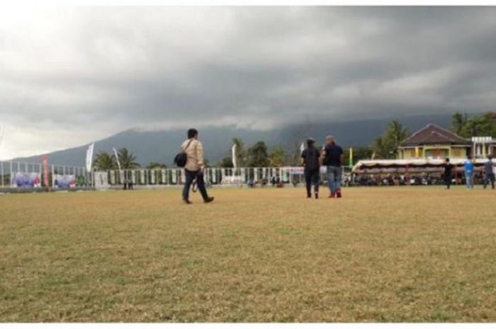 Kondisi rumput lapangan Sakti Lodaya di Desa Cisayong, Tasikmalaya, Jawa Barat, Selasa (15/1/2019). Terlihat rumput lapangan sudah menguning. Padahal pada sekitar Oktober 2018, lapangan ini sempat viral di media sosial karena rumput yang dipakai berstandar FIFA.