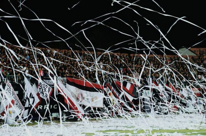 The North Side Boys menembakkan bom kertas usai pertandingan Bali United vs Persela, Minggu (3/9/2017)