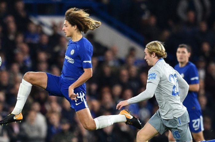 Pemain Chelsea, Ethan Ampadu (kiri), mengontrol bola dalam laga babak keempat Piala Liga Inggris kontra Everton di Stadion Stamford Bridge, London, pada 25 Oktober 2017.