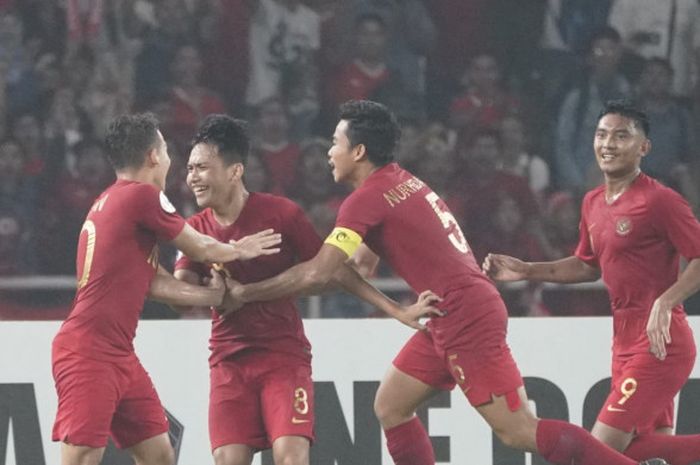 Para pemain timnas U-19 Indonesia, Egy Mualana Vikri (kiri), Witan Sulaeman (tengah kiri), dan Nurhidayat Haji Haris (tengah kanan) merayakan gol ke gawang timnas u-19 Taiwan di Stadion Utama Gelora Bung Karno (SUGBK), Jakarta, Kamis, 18 Oktober 2018