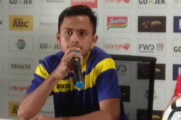 Bek sayap Mitra Kukar, Wiganda Pradika, saat memberi keterangan pers menjelang pertandingan melawan Persib di Graha Persib, Sabtu (7/4/2018)