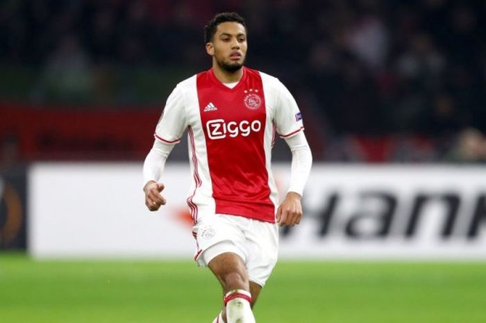 Bek Ajax Amsterda, Jairo Riedewald, dalam laga melawan Legia Warsawa di Amsterdam Arena pada 23 Februari 2017