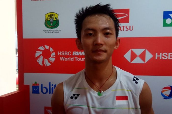 Pebulu tangkis tunggal putra Indonesia, Ihsan Maulana Mustofa, berpose seusai laga kontra Rasmus Genke (Denmark), pada laga babak pertama Indonesia Masters 2018, di Istora Gelora Bung Karno, Senayan, Jakarta, Rabu (24/1/2018).