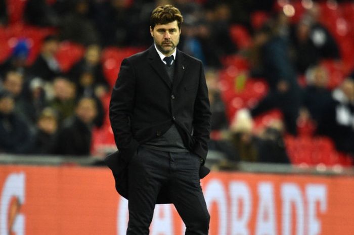 Manajer Tottenham Hotspur, Mauricio Pochettino, menyaksikan anak-anak asuhnya melawan APOEL FC dalam laga Grup H Liga Champions di Stadion Wembley, London, Inggris, pada 6 Desember 2017.