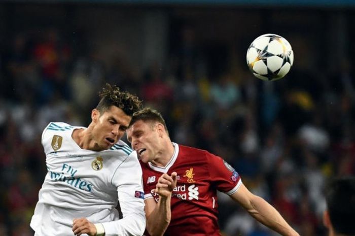  Bintang Real Madrid, Cristiano Ronaldo (kiri), berduel udara dengan gelandang Liverpool, James Milner, dalam partai final Liga Champions di Stadion Olimpiyskiy Kiev, 26 Mei 2018. 