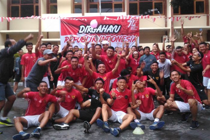  pemain dan official timnas Indonesia U-19 foto bersama setelah lomba tujuh belasan, Kamis (17/8/2017).