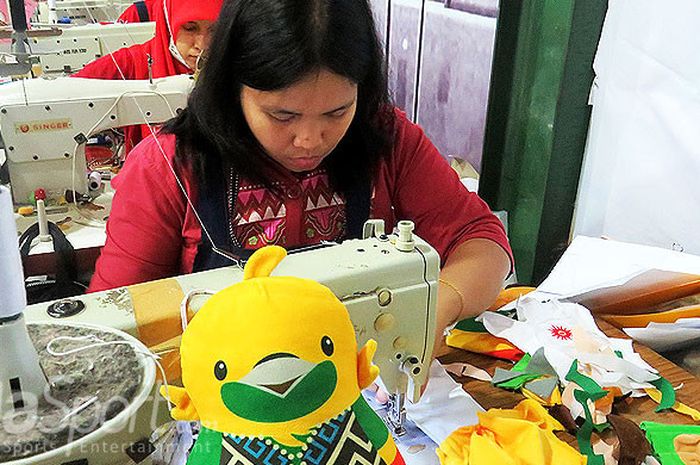 Pabrik lokal dipercaya panitia Asian Games 2018 sebagai salah satu produsen resmi merchandise boneka ketiga maskot, yakni Bhin Bhin, Atung, dan Kaka sejak bulan April lalu yang terletak di daerah Gotong Royong Malang, Jawa Timur.